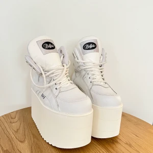 Buffalos skor  - Helt oanvända skor i storlek 38 från märket Buffalo London med 10cm platå.  Inköpta på Sko Uno i Stockholm för några år sedan. Har tyvärr stått bortglömda i garderoben sedan dess.  Nypris 2500kr