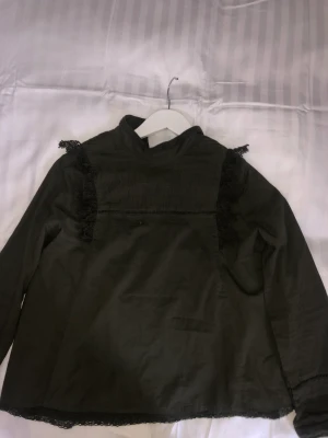 Zadig blus  - Hej! Säljer min Zadig blus. Köpt på NK Är i stl 14 y. Nyskick Endast andvänd 1 gång 