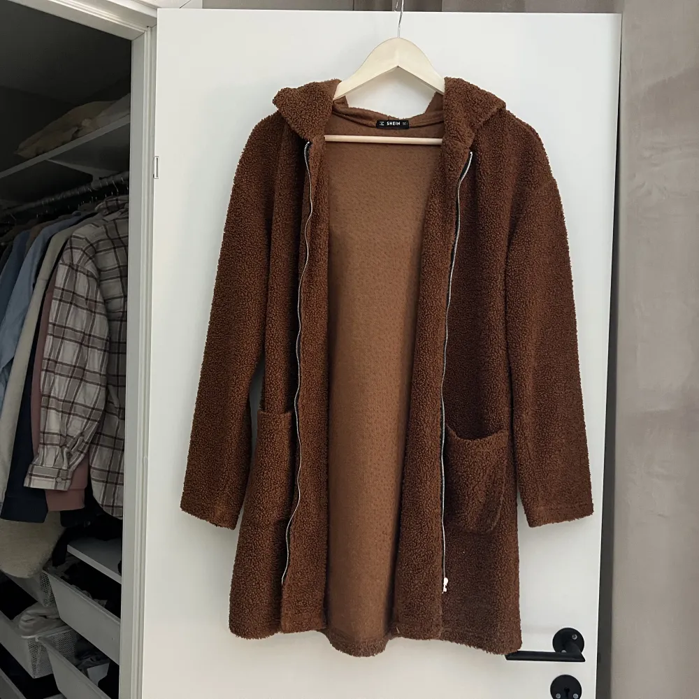 Brun teddyaktig cardigan med dragkedja och luva strl. S. I nyskick! 40 kr. Samfraktar gärna! Kolla in mina andra annonser om det finns något av intresse!. Neuletakit & Villapaidat.