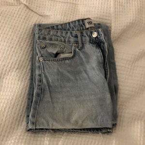 Jeans - stilrena jeans🤍 kommet inte till användning, därav säljer jag. Super sköna och de är i stl S och passar mig som är 170cm perfekt!