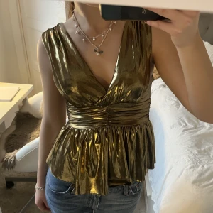 Fest topp! - Säljer denna topp som är helt perfekt att ha till nyår🎆  Från märket Morgan, det står ingen storlek men skulle säga att den passar s/m🎉