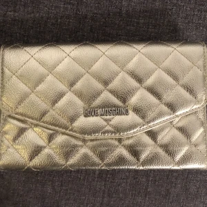 Sac love moschino  - fin gyllene väska, använd en gång.