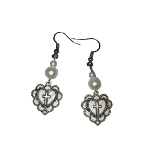 örhängen  - handgjorda örhängen med metallhängen och vita pärlor🤍🗝