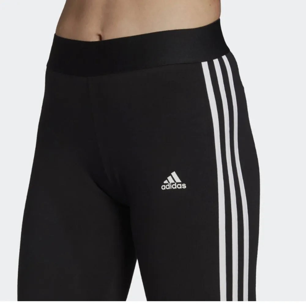 Super snygga Svarta Adidas leggings med vita ränder på sidan av benen. Tightsen är väldigt elastiska i midjan och väldigt bekväma att både träna i och ha till vardags! Tightsen är i en ny skick🫶🏼. Jeans & Byxor.