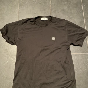 Stone Island T-shirt  - Använd fåtal gånger 8/10 cond nypris 1100 ish!