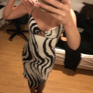 Cut out kkänning - Skitcool zebramönstrad cut out klänning! Köpt på lock men tyvärr ej kommit till användning då jag har många liknande klänningar. Finns ingen lapp i klänningen men skulle säga det är en S. Köparen står för frakt💕 pris kan oftast diskuteras och kan ge paketpris så kika gärna in de andra jag säljer