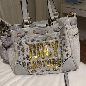 Juicy couture väska köpt på NK för några år sen, använd 1-2 gånger prislappen finns kvar! Skriv om ni vill ha fler bilder 🤍