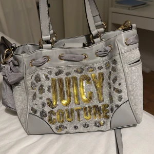Väska ifrån juicy couture  - Juicy couture väska köpt på NK för några år sen, använd 1-2 gånger prislappen finns kvar! Skriv om ni vill ha fler bilder 🤍
