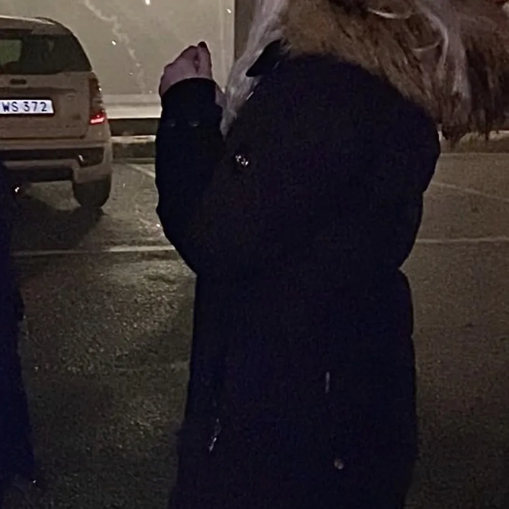 Jackan är i Storlek 36 Använd 1/2 vinter Jackan har blivit för liten och det är därför jag säljer den Finns med Päls! Köpte på Nelly för 4200kr Säljer för 1300kr men vid snabb affär kan man få den för 1200kr Men då är det 1-3 dar efter inlägget läggs ut. Takit.