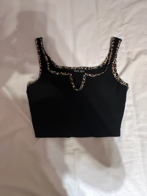 Svart topp - En stickad topp från shein. Använd 1 gång hör av dig om du är intresserad!😊
