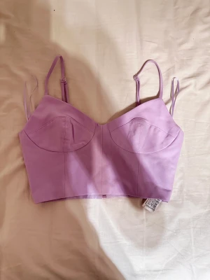 Lila topp - En topp köpt på sellpy, helt oanvänd. Hör av dig om du är intresserad!😊