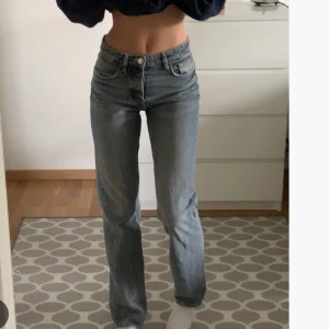 Lowwaist jeans - Säljer mina svarta lowwaist jeans från Zara. Säljer även denna modell i ljusblå och mörkblå. Inte min bild! Kan fixa egna bilder. Vid fler intresserade kan de bli budgivning!