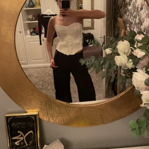 Festtopp  - Snyggaste korsett-toppen från Zara! Perfekt till fest eller annat skoj🌟  Använd fåtal gånger! Toppen har en liten fläck på sidan men det syns bara om man tittar noga! 