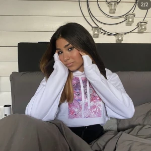 Hoodie  - Säljer denna supersnygga hoodie! Använd ca 3 gånger så den är som ny! 🤍