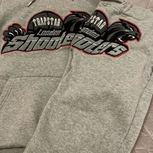 Trapstar dress - Säljer en Trapstar SHOOTERS tracksuit. I storlek xs (Storlek s funkar också. Kvitto finns också såklart. Jätte sällsynt modell och svår att få tag i. Den är i Ny skick ba använt någon gång. För intresse elr fler bilder kom dm