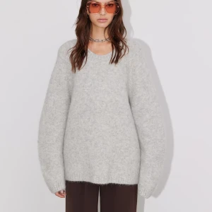 Grå stickad tröja - Den snyggaste gråa stickade tröjan! Så mjuk från LeGer. Bara använd ett fåtal ggr❤️