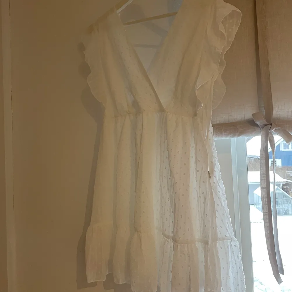 Säljer den här vita klänning som är perfekt till studenten. Aldrig använd, endast testad. Storlek S. (Bild 2&3 är lånade). Klänningar.