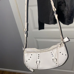 Vit väska - Säljer denna supersnygga väskan. Kontakta mig vid intresse. Köparen står för frakten💕