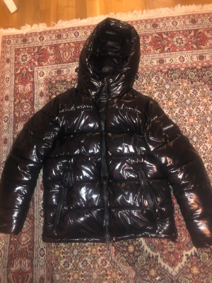 Calvin klein vinterjacka  - Calvin klein vinter jacka, knappt använder och köptes i år. Storlek S men passar även M