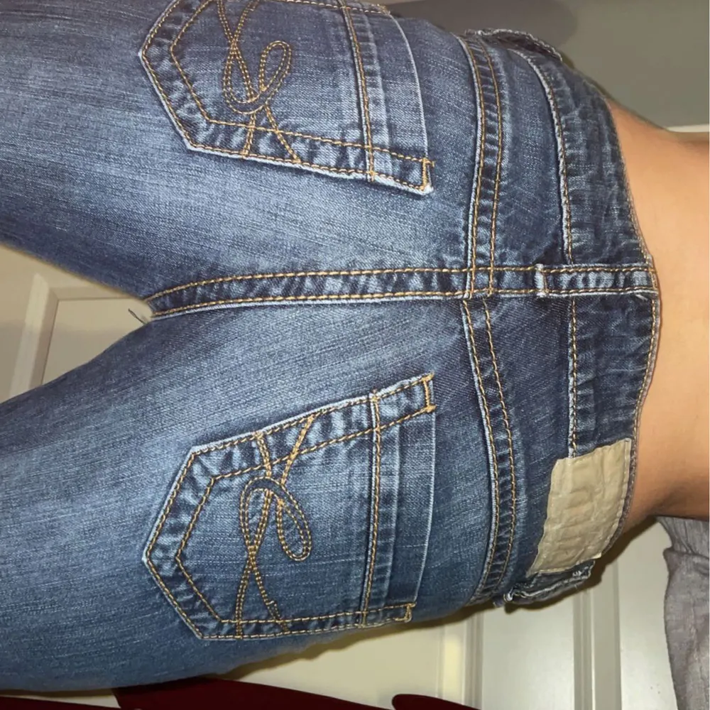 Säljer mina älskade jeans då de inte kommer till användning, köpta på Sellpy. Jag är 165 och har storlek S och dessa sitter bra på mig❤️buda gärna i kommentarerna . Jeans & Byxor.