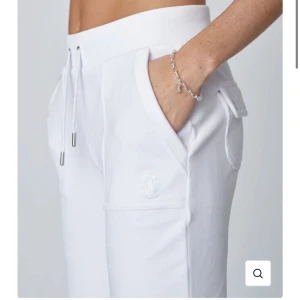 Juicy Couture  - Säljer mina vita juicy byxor i storlek S då jag har köpt en annan färg.