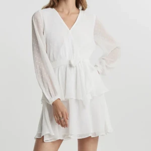 Vit klänning  - Vit klänning från ginatricot använd endast 1 gång. Köpte för 499kr säljer för 200kr. 🤗