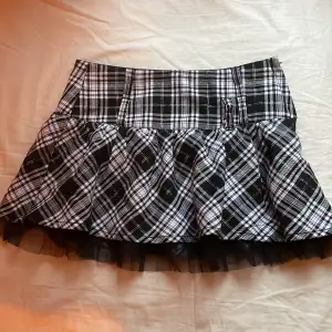 Säljer denna rutiga kjol, svartvitt, storlek 146. Kjolen är en ”miniskirt” och är i barnstorlek. Den är inte stretchig vid midjan men har en dragkedja på sidan. Har ej använt, så den är i bra skick! Fraktar endast, först till kvarn❤️‍🔥❤️‍🔥