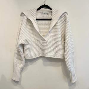 Supermysig stickad tröja från NA-KD. Använt en vinter, så skicket är använt men fint ☺️ frakt tillkommer!
