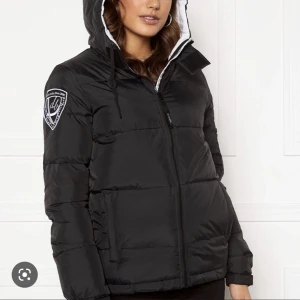 Jacka  - Använt fåtal gånger så är i bra skick. Pris kan diskuteras vid snabb affär 