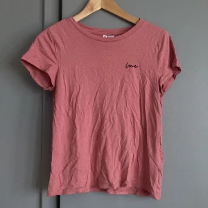 T-shirt - Rosa t-shirt från hm i Stl s