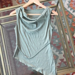 Y2k topp - Säljer denna ursnygga toppen, köpt på second hand i Köpenhamn. Verkligen jättefin och sitter väldigt fint på kroppen⭐️⭐️Töjbar så passar de flesta storlekar skulle jag ana!