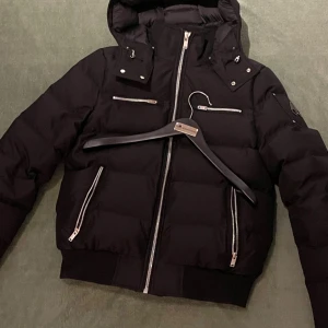 ”MOOSE KNUCKLES JACKA” - Skick 10/10 Nypris : 9299kr. Säljer för 4000kr. Storlek M. (Ja den är äkta) Den hänger bara på rummet för tillfället så vill bli av med den!