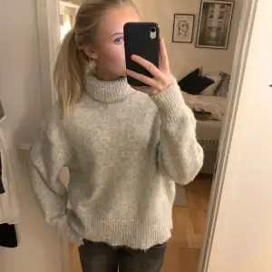 Fin stickadpolotröja ifrån zara som passar perfekt nu när det är kallt.💓 Köp direkt för 250kr eller buda ifrån 150kr privat. Står inte för frakten 💕💕