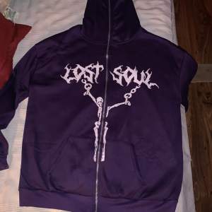 Lost soul zip hoodie, finns ej att köpa i Sverige 10/10 skick aldrig använd. Lägger ut igen då köparen slutade svara på förra annonsen.