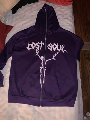 Zip hoodie - Lost soul zip hoodie, finns ej att köpa i Sverige 10/10 skick aldrig använd. Lägger ut igen då köparen slutade svara på förra annonsen.