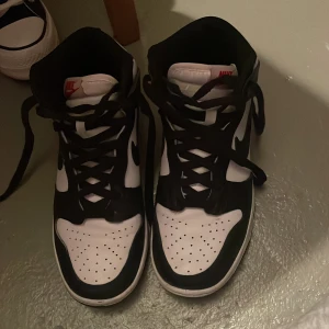 Nike dunk panda high - Säljer nu mina Nike dunk panda high! Köpta på Nike! Kvitto (bör finnas) och kartong finns kvar!  Knappt använda, 2-3 gånger då de kändes för små på mig som vanligtvis har storlek 39!