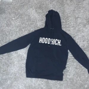 Hoodrich - Hej! Säljer en hoodrich hoodie. Manmodell men funkar för tjejer! Har använt den en enstaka gång. Den är i gott skick! Inget fel med den 😁 Jag står ej för frakt. Står  inte för fraktens slarv!!!