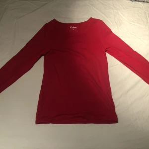 Långärmad - Långärmad röd tröja från Cubus. Knappt använd. Frakten är inkluderat i priset:) 