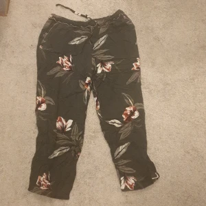 Byxor H&M blommor - Mjuka byxor mee blommönster