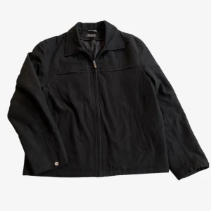 Vintage guess jacka - Jacka av märket Guess,  Vintage men i väldigt bra skick! Stor i storleken! Fodrad. Hella epic jacka helt enkelt! 