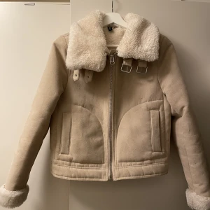 Jacka i mockaimitation - Jacka från HM, skönt varmt foder och utsida som påminner om mocka. Storlek 36, använd men i väldigt fint skick.