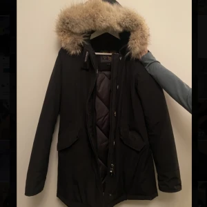 Whoolrich vinterjacka  - Säljer min vinterjacka från Woolrich i storlek XS. Jackan är i väldigt gott skick förutom en liten ”skada” där texten har suddats ut lite (se bild 3) Nypris 8300:- Priset kan diskuteras vid snabb affär!! 