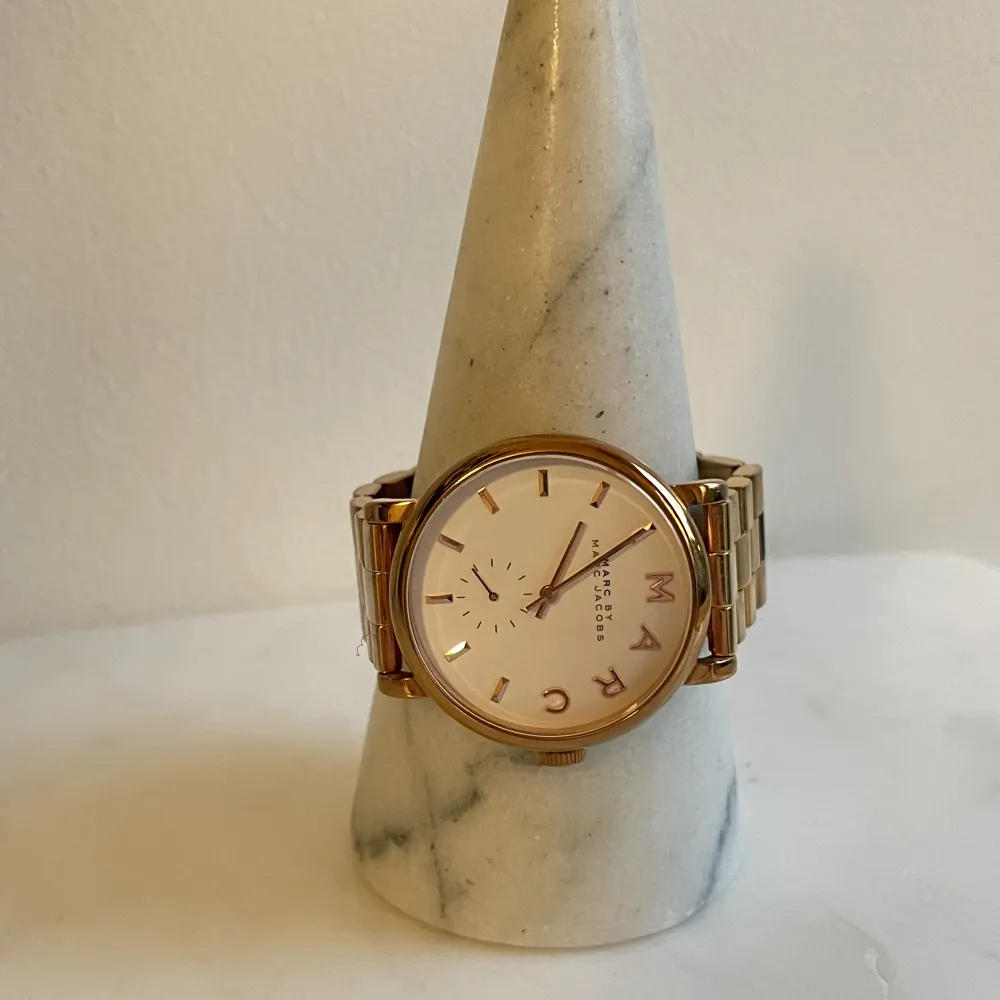 En klocka från Marc Jacobs i roséguld i jättefint skick! Nypris på marknaden kostar den minst 1500kr.. Accessoarer.