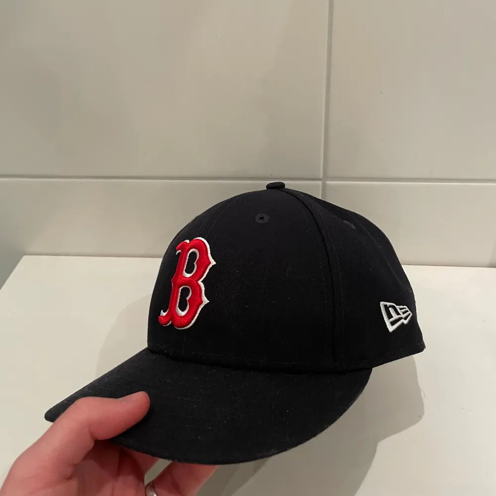 Boston Red Sox MLB Low Profile 59Fifty Authentic Navy - New Era. Helt oanvänd keps i storlek 7 3/8 (58,7 cm). Accessoarer.