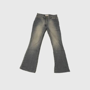 lågmidjade utsvängda jeans - utsvängda lågmidjade jeans i mycket bra skick! rätt längd på jeans ifall du är ca 160cm lång.