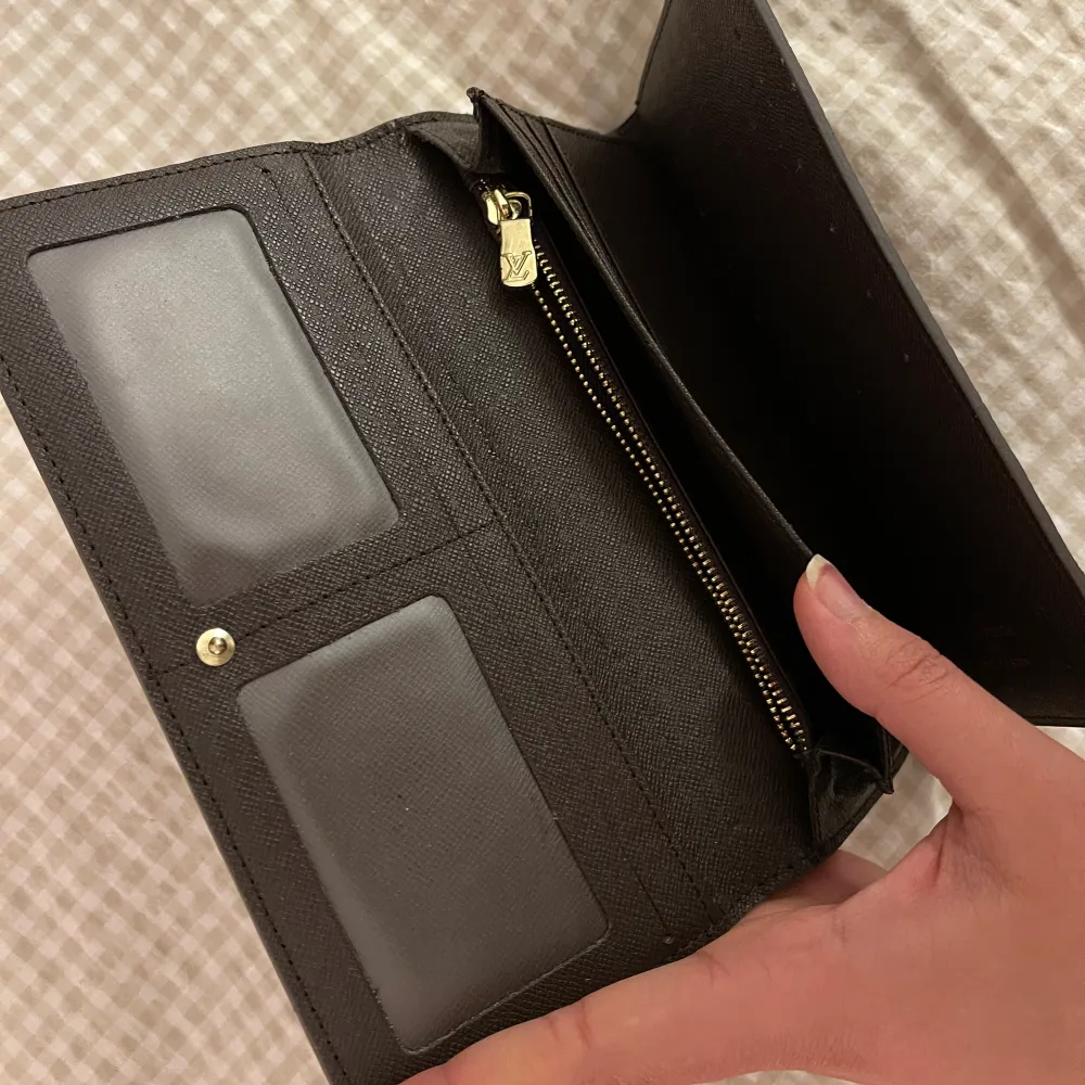 LV brun läder plånbok i perfekt skick! Aldrig använd ✨Frakt 35kr. Accessoarer.