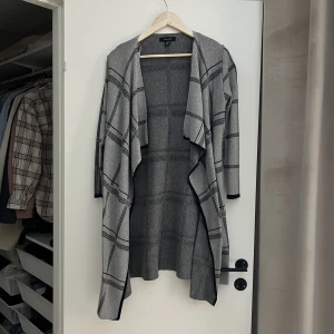 Cardigan - Grårutig cardigan strl. M. I nyskick! Samfraktar gärna! Kolla in mina andra annonser om det finns något av intresse!