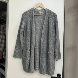 Kofta - Grå stickad cardigan strl. 36-38. I nyskick! 80 kr Samfraktar gärna! Kolla in mina andra annonser om det finns något av intresse!