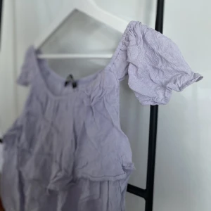 Lila blus 🍇 - En lila blus med ärmar som sitter lite längre ner