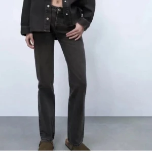 Zara midrise straight jeans - Säljer dessa skit snygga jeans i modellen midrise straight jeans, då de är för små, aldrig andvända köpta här på plick innan men inga defekter eller tydliga effekter på andvändning! Storlek 34!
